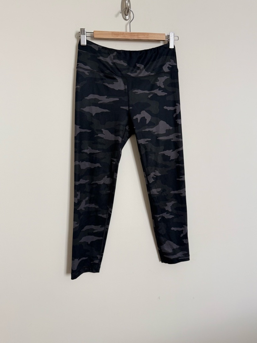 Athleta Girl Black Camo High Rise Capri Leggings XXL/16 - Picture 4 of 8